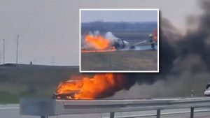 Stravičan požar na auto-putu: Plamen guta automobil, gust dim se širi VIDEO