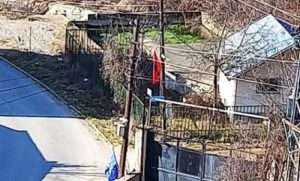 Nove provokacije na Kosmetu: Na kapiji manastira okačene zastave Albanije i takozvanog Kosova