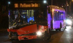 Vozač preminuo tokom vožnje: Autobus izazvao lančani sudar