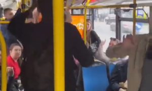 “Plitak potok, a voda duboka”: Putnici napravili ludu žurka u autobusu VIDEO