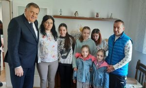 Uselili se u novi dom: Predsjednik Srpske posjetio osmočlanu porodicu Badnjar VIDEO