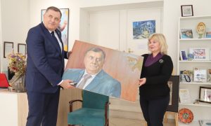 Poklon povodom rođendana: Predsjednik Srpske dobio svoj portret, pa prošetao Trebinjem