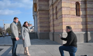 Romantičan prizor u Banjaluci: Miroslav došao iz Beograda da vjeri Teodoru – ona rekla “da” VIDEO