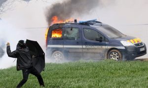 Novi nasilni protesti u Francuskoj: Gore policijska vozila VIDEO