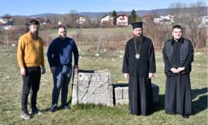 Pokolj Srba čuvati od zaborava: Vladika posjetio srpsko stratište Garavice