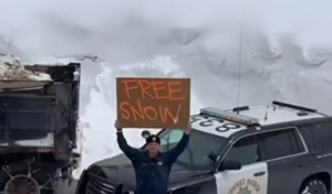 Mnogi bi rekli – kreativna ideja: Kamiondžije dijele snijeg besplatno VIDEO