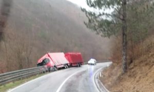 Umalo završio u provaliji: Kamion sletio sa puta, saobraćaj otežan FOTO