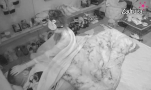 Žestoka “akcija” pred kamerama: Filip Car i Maja zatresli krevet VIDEO