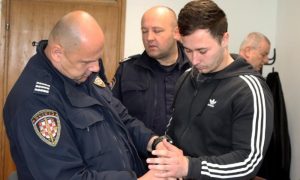 Brutalno pretukao Djeda mraza: Bivši vojnik odlazi iza rešetaka