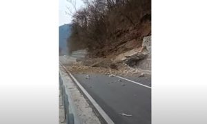 Otežan saobraćaj kod Prijepolja: Veliki odron odnio potporni zid VIDEO