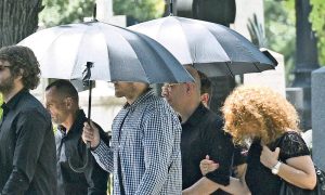 Muškarca pokrili pancirnim kišobranima: Misterija na sahrani crnogorskog Eskobara