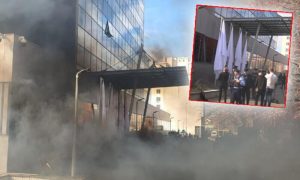 Protest u Prištini: Dimnim bombama na zgradu vlade, traže ostavku Kurtija VIDEO