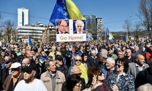 Protesti protiv Šmita: Veliki broj građana ispred zgrade OHR-a FOTO