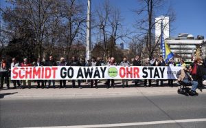 Nezadovoljni radom Kristijana Šmita: Okončan protest ispred sjedišta OHR-a