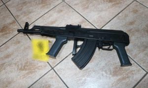 Slavili pa zapucali iz automata: Policija nakon pretresa pronašla arsenal oružja FOTO