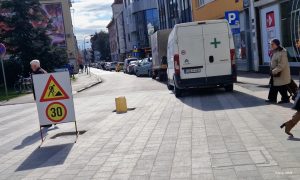 Pješaci u centru Banjaluke u čudu: Otkud kanister na novoizgrađenoj platformi? FOTO