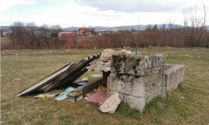 Iz udruženja ogorčeni: Od spomenika srpskim žrtvama napravili štenaru