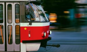 Parkirao auto na šine! Bahati vozač u BiH blokirao tramvajski saobraćaj FOTO