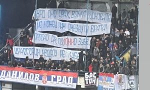 Raširili transparent: Skrivena poruka navijača Srbije u Podgorici