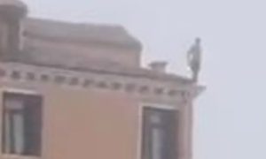 Policija traga za muškarcem: Skočio sa krova zgrade u kanal u Veneciji VIDEO