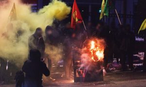 Incident u Helsinkiju: Demonstranti zapalili portret Erdogana FOTO