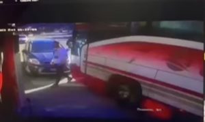 Čovjek za dlaku izbjegao smrt: Autobus u punoj brzini proletio kraj njega VIDEO