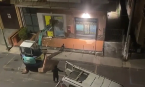 Buka razbudila cijelo naselje: Razbojnici bagerom odvukli bankomat VIDEO