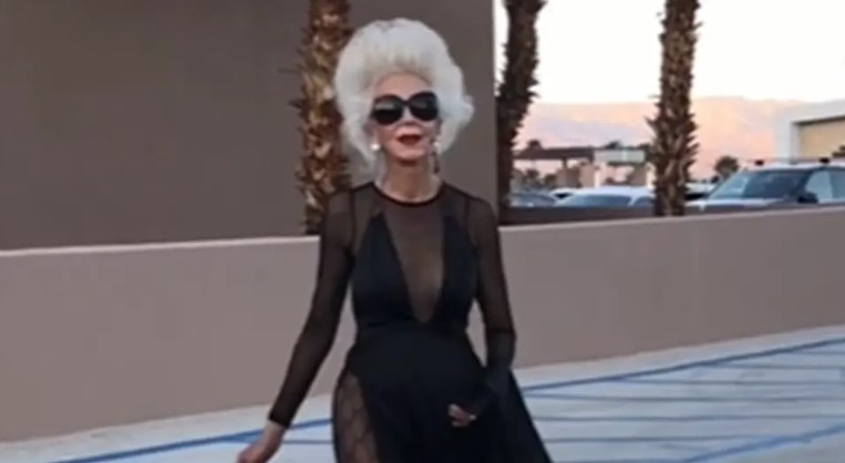 Ima 75 godina, a još je manekenka: Nosi i providne haljine VIDEO