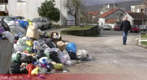 Bileća zatrpana smećem: Radnici “Komusa” i dalje u štrajku