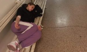 Bolesna ležala na klupi: Djevojčica dva sata čekala da je doktor pregleda FOTO