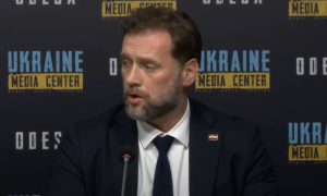 Hrvatski ministar VS engleski jezik: Božinović govor čitao sa papira, jedva se izborio VIDEO