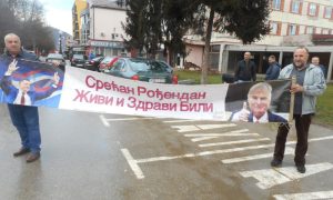 Aktivisti postavili baner sa čestitkom Dodiku i Mladiću: “Srećan rođendan, živi i zdravi bili”