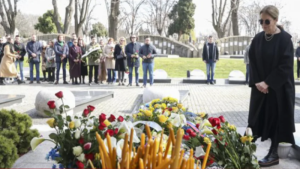 Teška sjećanja! Porodica ubijenog premijera Srbije položila vijenac na Đinđićev grob