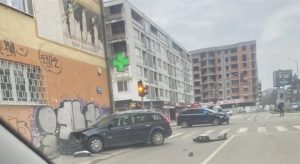 Povrijeđena jedna osoba: Nakon sudara automobila, reno se zabio u zid