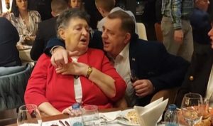 Dodik slavi rođendan: Sa majkom zapjevao omiljenu pjesmu FOTO/VIDEO
