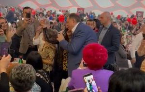 Dodik pjevao ženama za 8. mart: Na repertoaru “Romanija” VIDEO