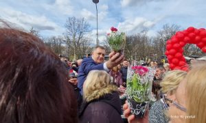 Dodik dijelio cvijeće na Trgu Krajine: Predsjednik Srpske se fotografisao sa damama, a usput dao i pare FOTO