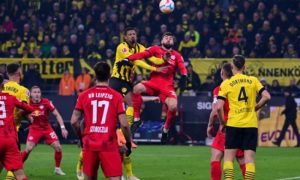 Upaljeno oko 20 baklji: Dva navijača povrijeđena tokom meča Dortmunda i Lajpciga