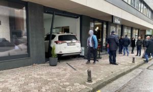Saobraćajna nesreća u centru grada: Džipom uletio u izlog lokala VIDEO