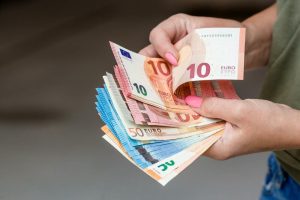 Podaci UPC: Najveća plata 110.230 evra isplaćena u sektoru bankarstva