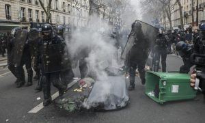 Protesti i štrajkovi ne jenjavaju: Sukobi demonstranata i policije u Francuskoj VIDEO