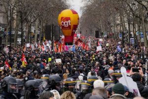 Haos u Francuskoj: Milioni na ulicama, blokiran aerodrom, škole zatvorene VIDEO