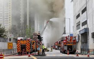 Gori skladište u Hong Kongu: Ekipe na terenu, evakisano 3.400 ljudi