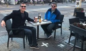 Jedinstven grad: Dvojica sjede u kafani – jedan pije pivo u Holandiji, drugi u Belgiji