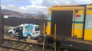 Nesreća na pruzi: Lokomotiva raznijela automobil, vozač životno ugrožen