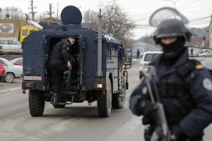 Njihova mjesta zauzela vozila Kfora: Kosovska policija premjestila vozila iza opštinskih zgrada