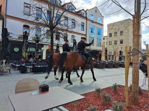 Nesvakidašnji prizor razgalio Banjaluku: Policajci na konjima prodefilovali “srcem” grada FOTO