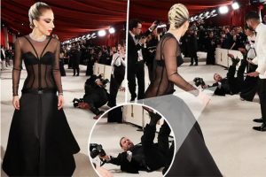 Oduševila publiku: Lejdi Gaga pomogla fotografu koji se sapleo o njenu haljinu