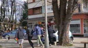 Incident na Osmomartovskom maršu: Policija utvrđuje ko je vrijeđao učesnike i oteo zastavu duginih boja u Banjaluci VIDEO