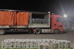 Vozač kamiona platio „paprenu” kaznu: Pokušao da iz BiH prošvercuje 50 boca freona